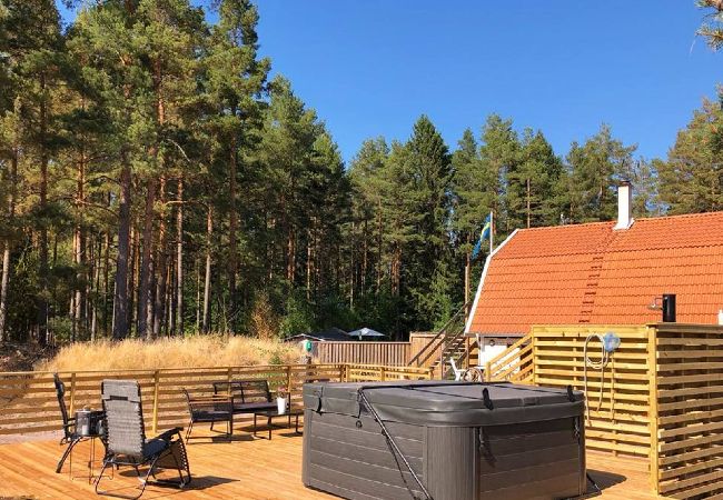 Stuga i Oskarshamn - Smålandssemester i skogen mellan sjöar och Östersjökusten