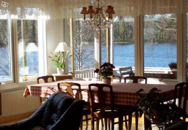 Stuga i Nybro - Exklusivt fritidshus 20 meter från en privat sjö