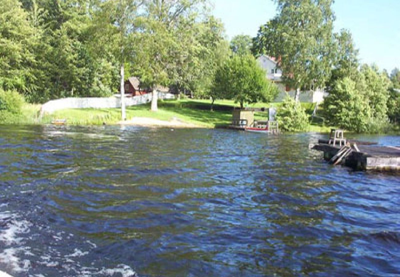 Stuga i Nybro - Exklusivt fritidshus 20 meter från en privat sjö