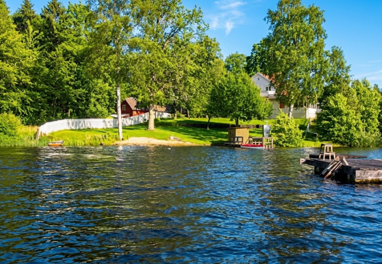 Stuga i Nybro - Exklusivt fritidshus 20 meter från en privat sjö