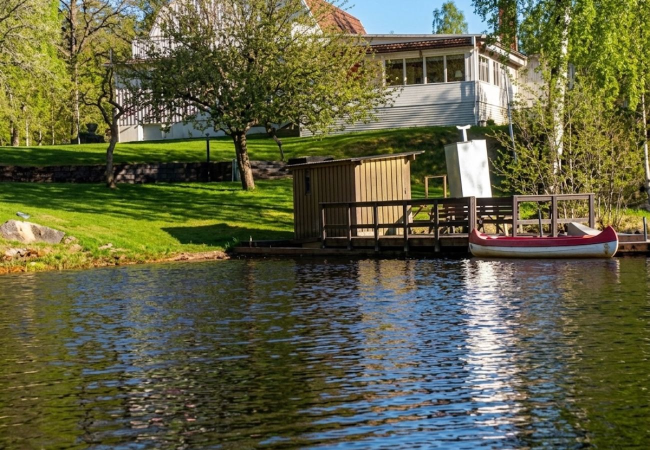 Stuga i Nybro - Exklusivt fritidshus 20 meter från en privat sjö