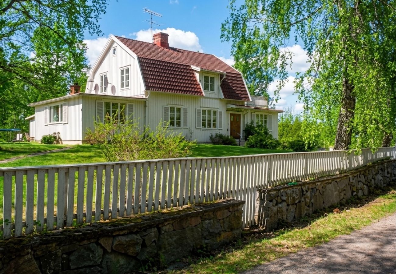 Stuga i Nybro - Exklusivt fritidshus 20 meter från en privat sjö