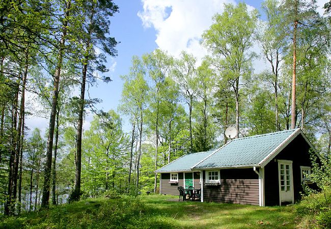 Stuga i Röke - Mysig stuga på sjötomt - egen brygga och båt