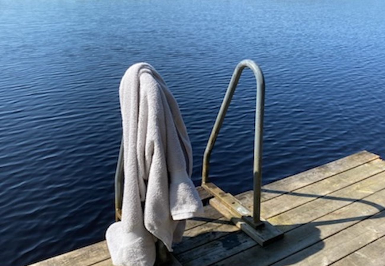 Stuga i Röke - Mysig stuga på sjötomt - egen brygga och båt