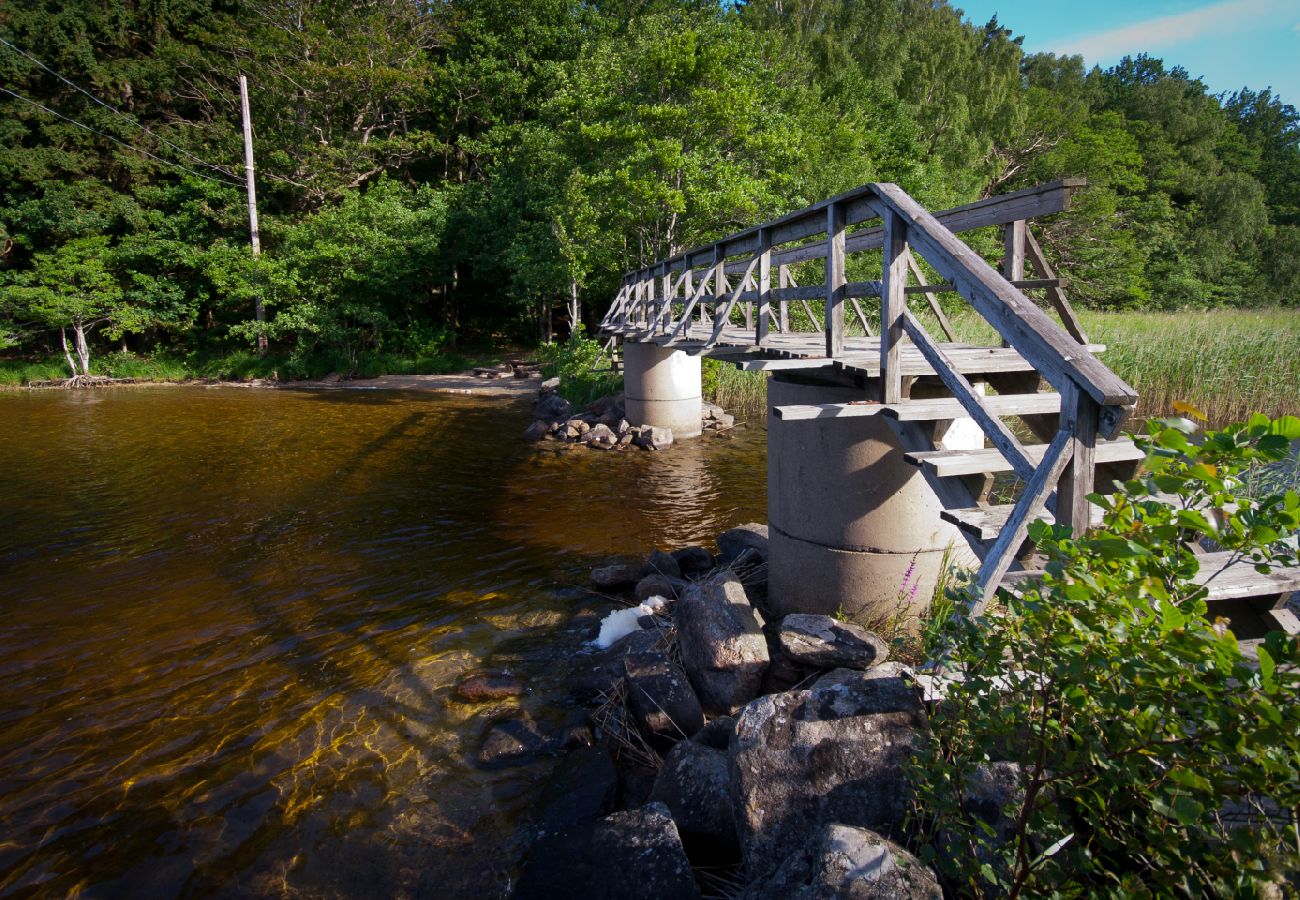 Stuga i Alingsås - Bo och fiska i en exklusiv naturskön miljö