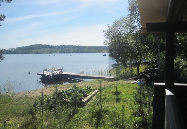 Stuga i Liden - Timmerstuga precis vid sjön med båt