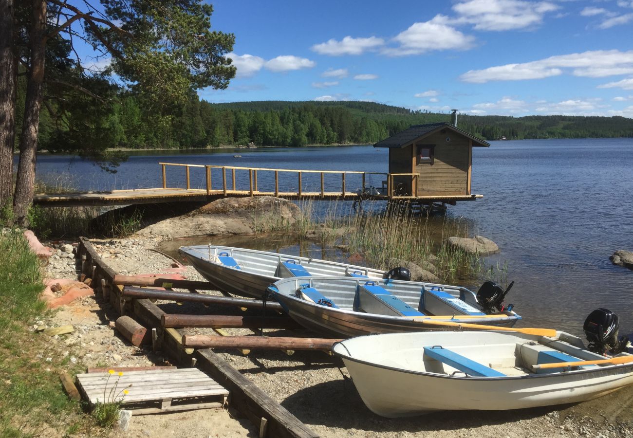 Stuga i Liden - Timmerstuga precis vid sjön med båt
