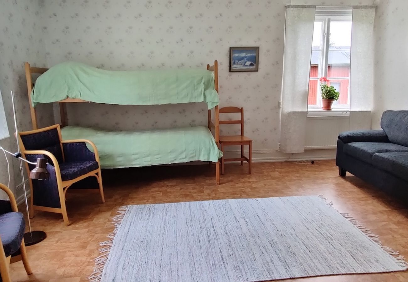 Stuga i Grythyttan - Semesterhus med vackert läge i Lokadalen