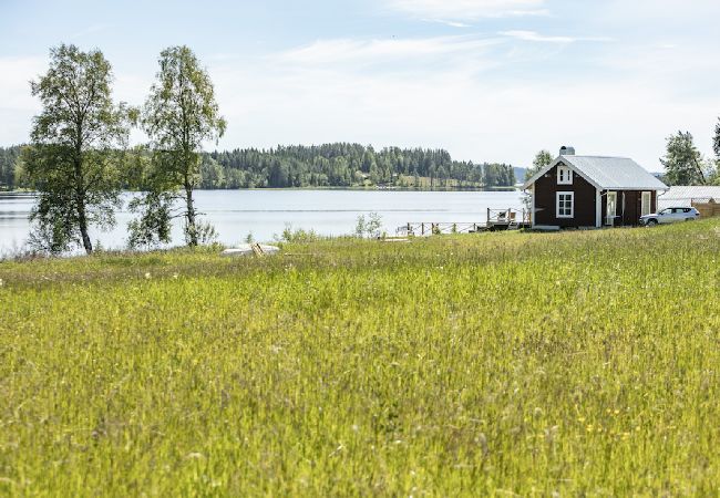 Stuga i Gällö - Drömläge med jätteterrass direkt till sjökanten