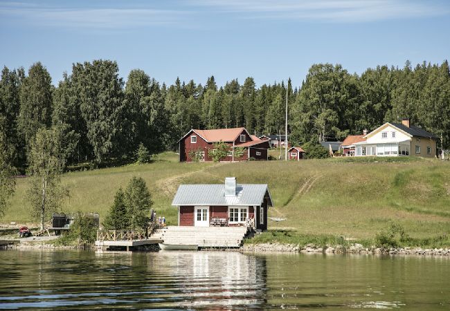 Stuga i Gällö - Drömläge med jätteterrass direkt till sjökanten