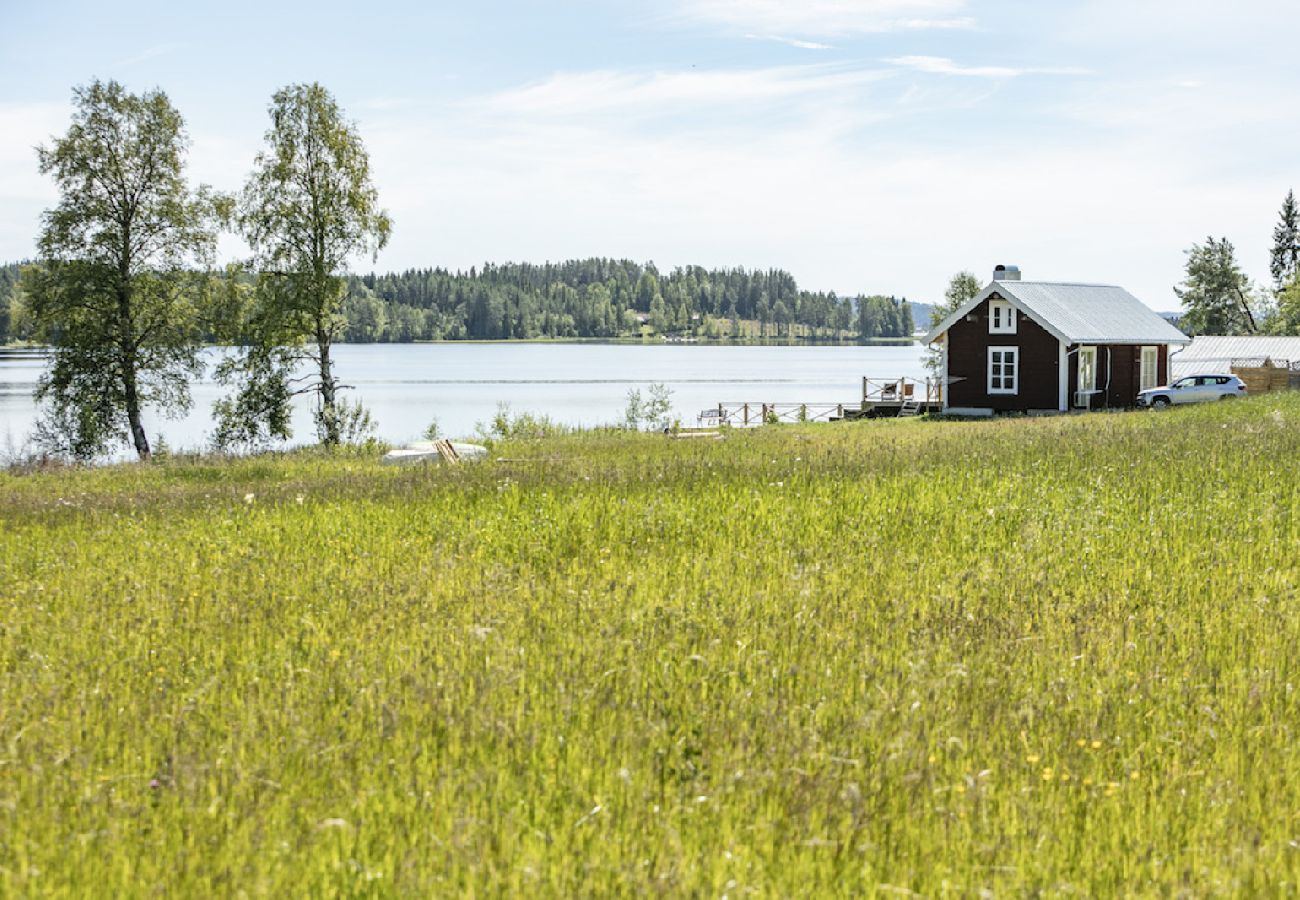 Stuga i Gällö - Drömläge med jätteterrass direkt till sjökanten