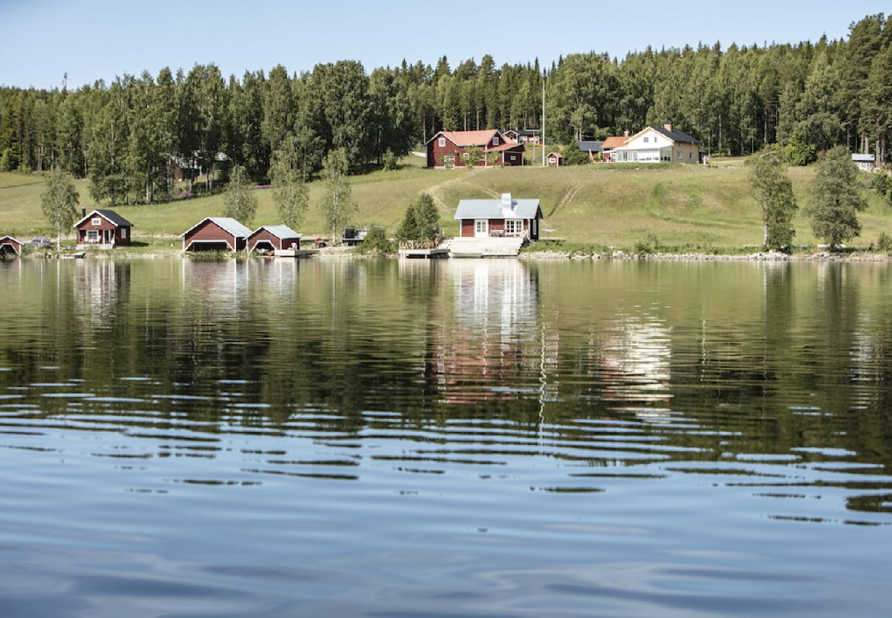 Stuga i Gällö - Drömläge med jätteterrass direkt till sjökanten