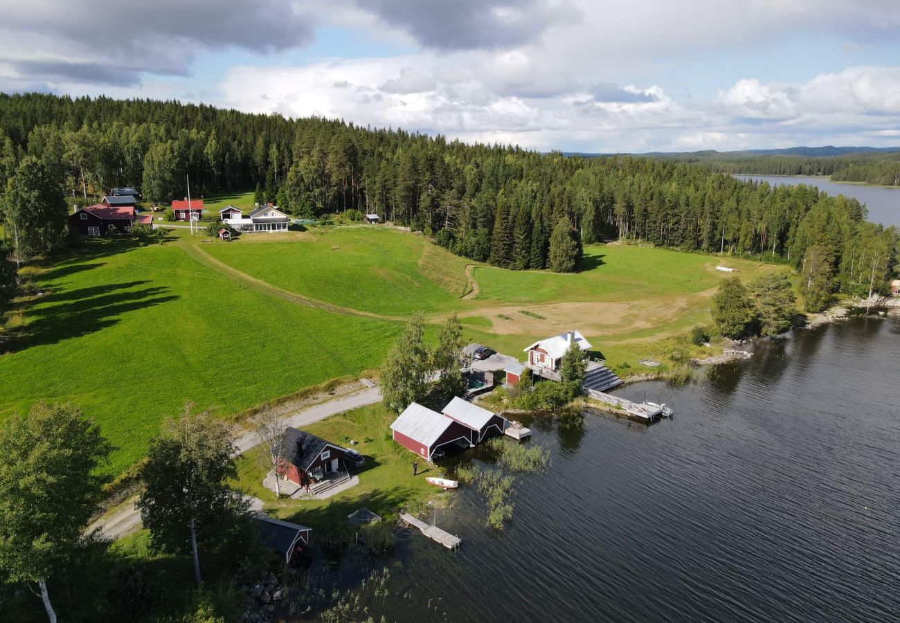 Stuga i Gällö - Drömläge med jätteterrass direkt till sjökanten