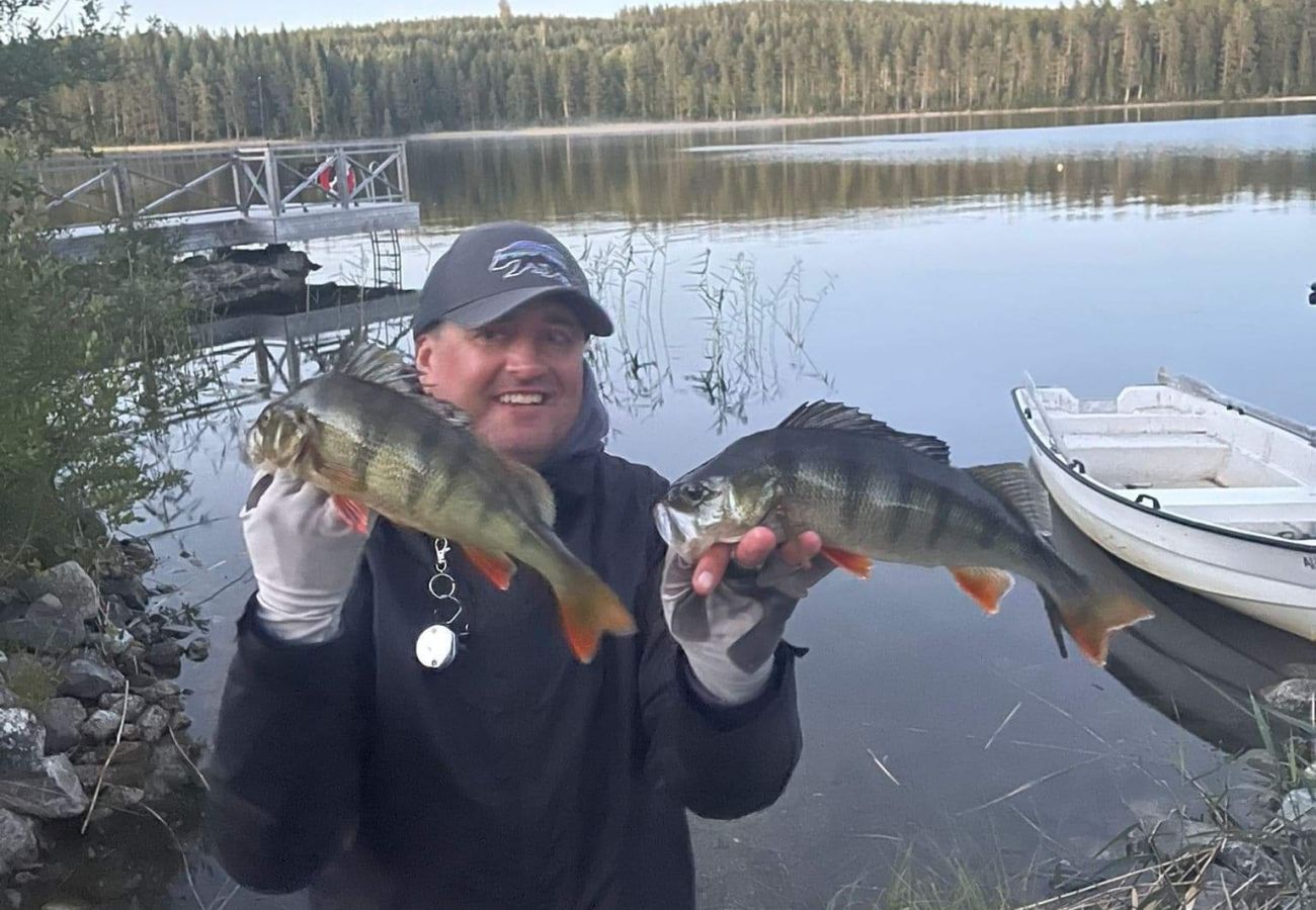 Stuga i Gällö - Drömläge med jätteterrass direkt till sjökanten