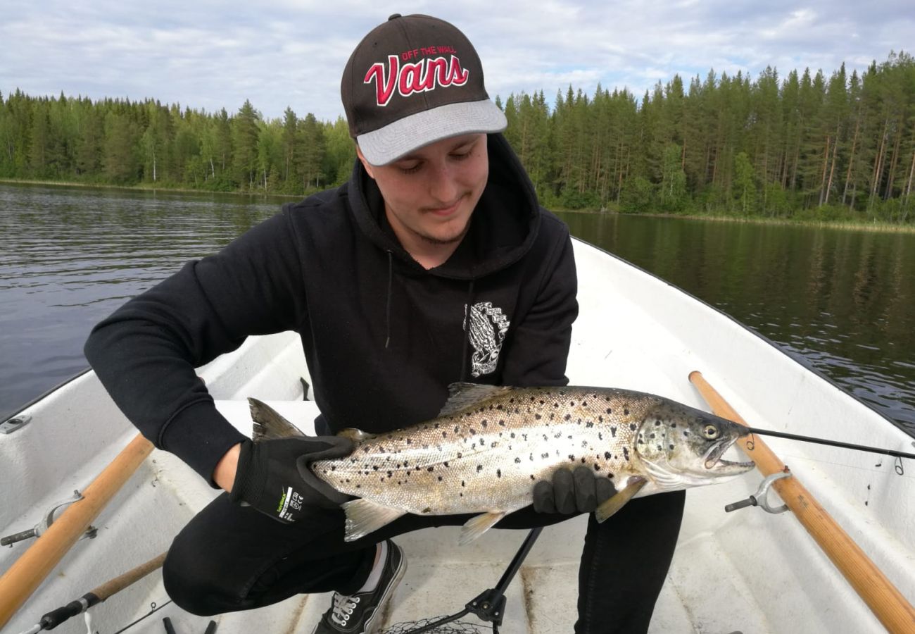 Stuga i Gällö - Drömläge med jätteterrass direkt till sjökanten