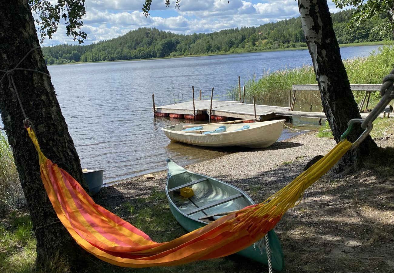 Stuga i Valdemarsvik - Modernt fritidshus med båt och WiFi på landet