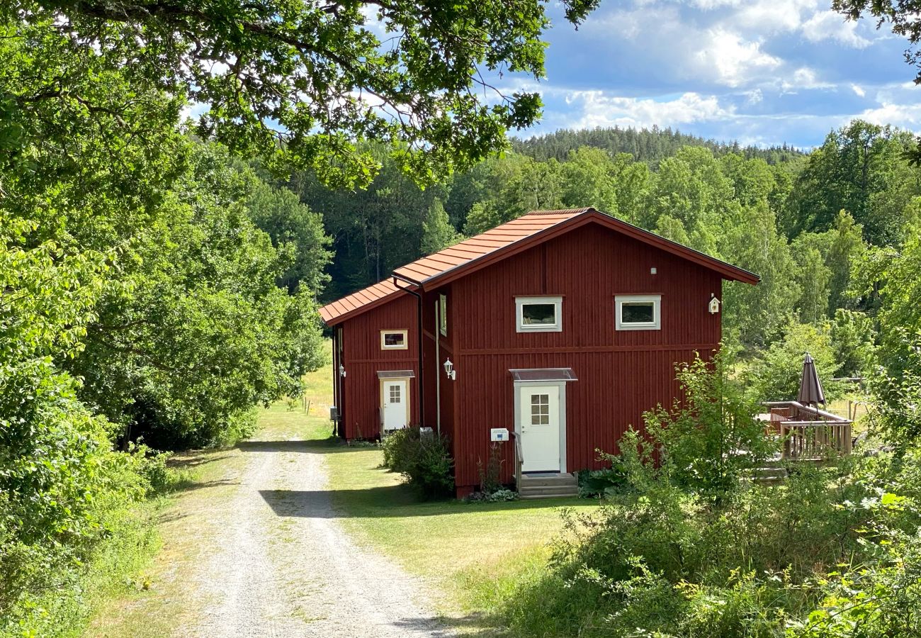 Stuga i Valdemarsvik - Modernt fritidshus med båt och WiFi på landet