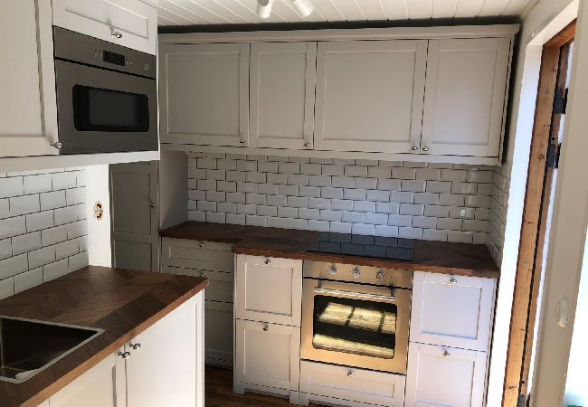 Stuga i Lerum - Sjöstuga precis vid sjöstranden 15 minuter från Göteborg Stuga i Lerum - Sjöstuga precis vid sjöstranden 15 minuter från Göteborg