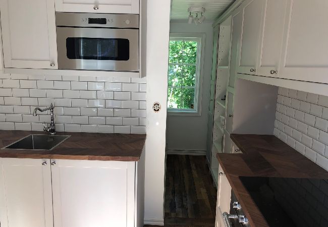 Stuga i Lerum - Sjöstuga precis vid sjöstranden 15 minuter från Göteborg Stuga i Lerum - Sjöstuga precis vid sjöstranden 15 minuter från Göteborg