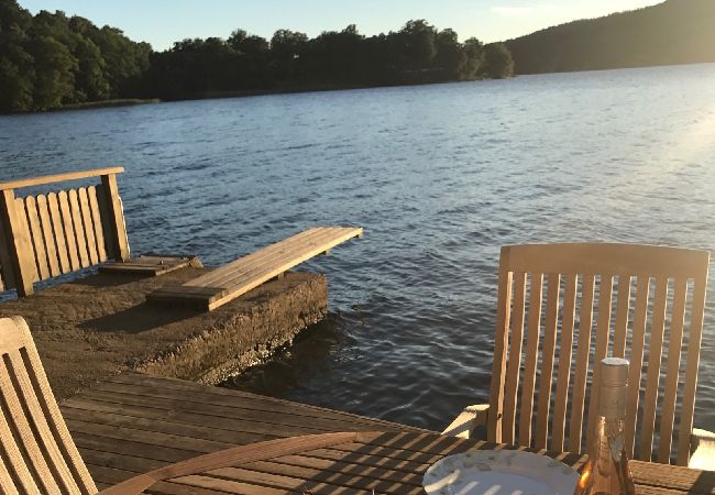 Stuga i Lerum - Sjöstuga precis vid sjöstranden 15 minuter från Göteborg Stuga i Lerum - Sjöstuga precis vid sjöstranden 15 minuter från Göteborg