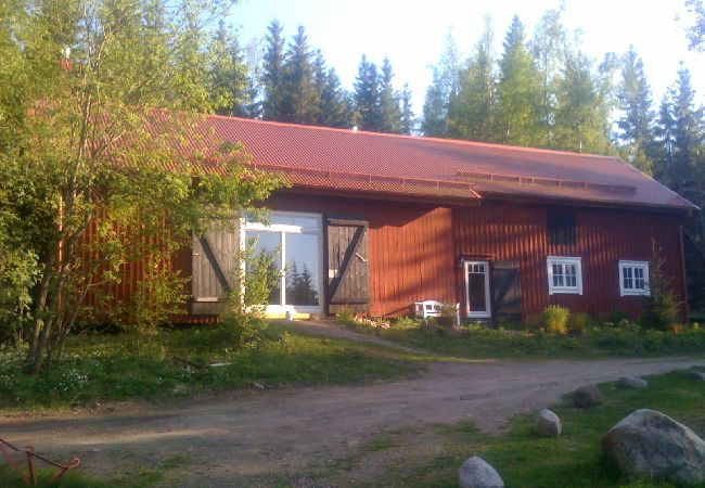 Stuga i Hagfors - Idyllisk skogsgård med avskilt läge i vildmarken