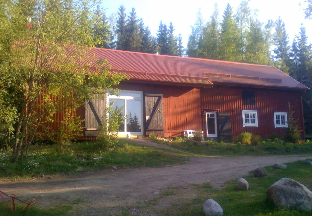 Stuga i Hagfors - Idyllisk skogsgård med avskilt läge i vildmarken