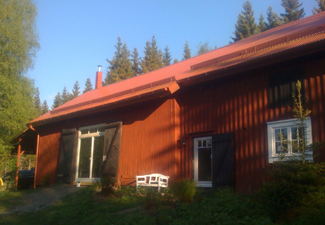 Stuga i Hagfors - Idyllisk skogsgård med avskilt läge i vildmarken