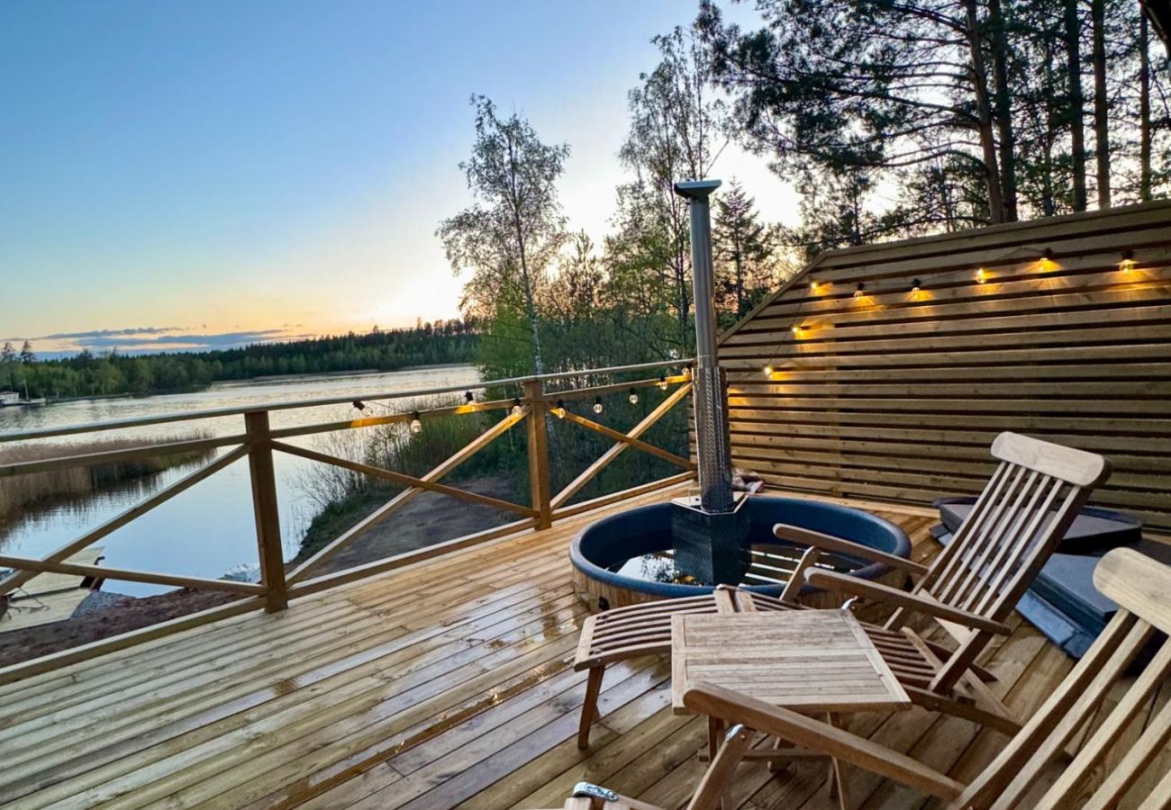 Stuga i Hultsfred - Fantastiskt semesterhus direkt vid sjön i Småland