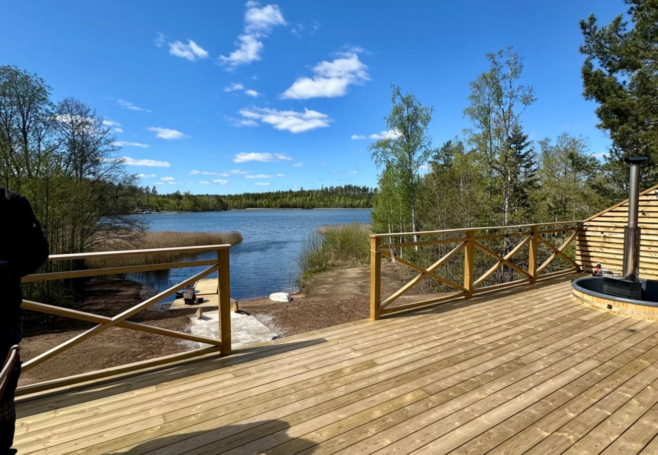 Stuga i Hultsfred - Fantastiskt semesterhus direkt vid sjön i Småland