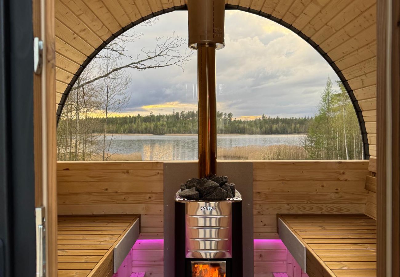 Stuga i Hultsfred - Fantastiskt semesterhus direkt vid sjön i Småland