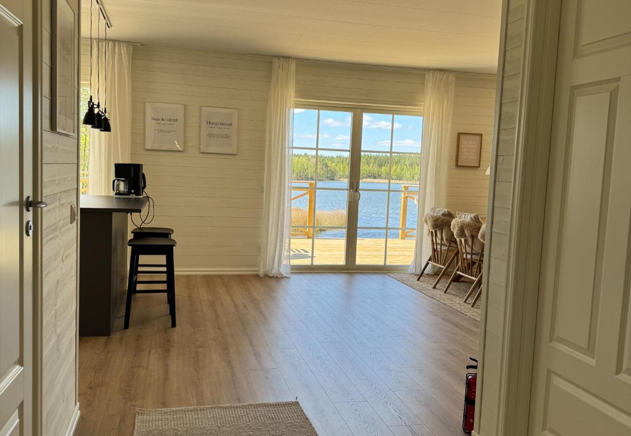Stuga i Hultsfred - Fantastiskt semesterhus direkt vid sjön i Småland