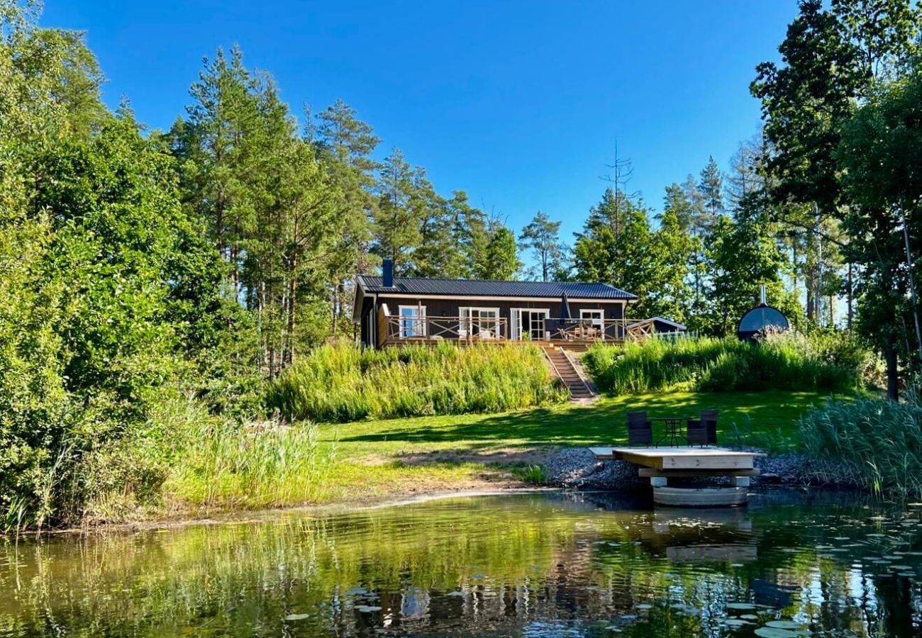 Stuga i Hultsfred - Fantastiskt semesterhus direkt vid sjön i Småland