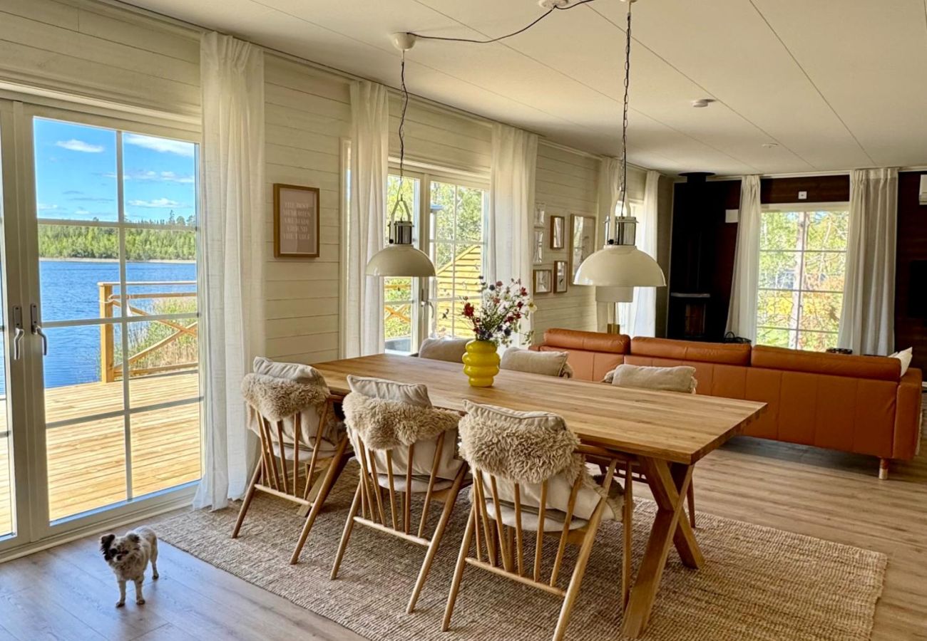 Stuga i Hultsfred - Fantastiskt semesterhus direkt vid sjön i Småland