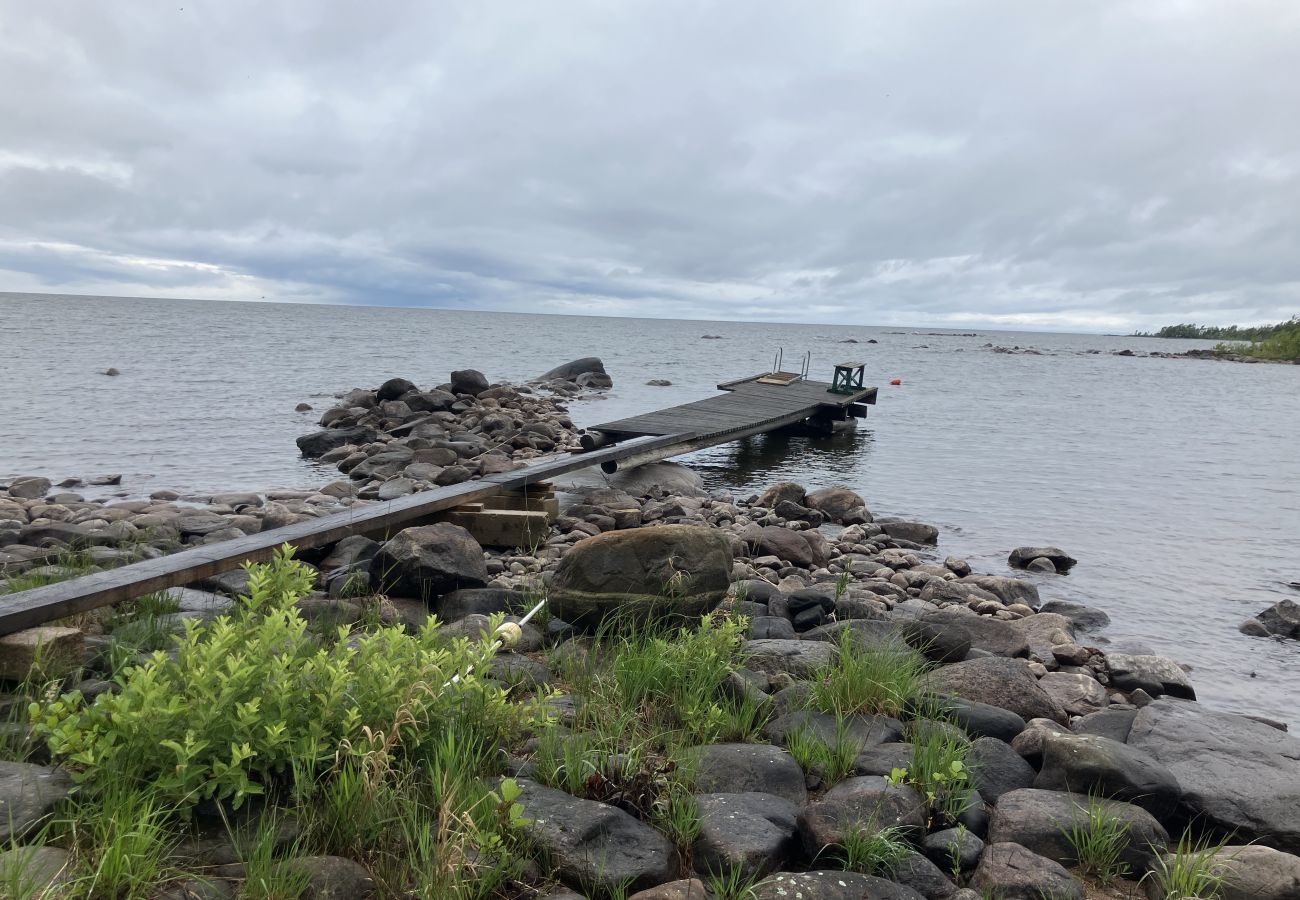 Stuga i Kristinehamn - Semester mellan skog och hage - 500 meter från Vänern