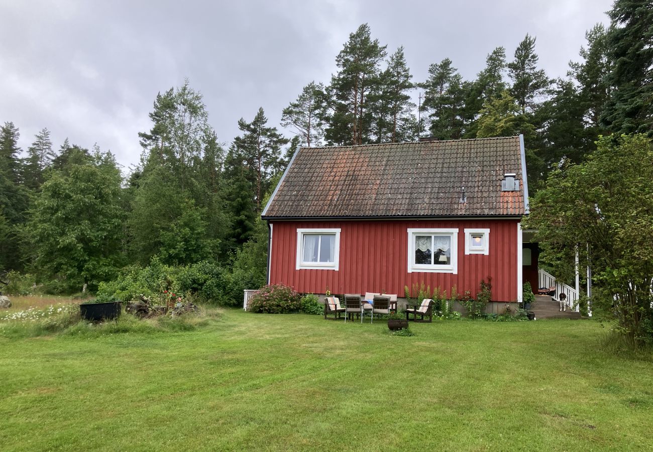 Stuga i Kristinehamn - Semester mellan skog och hage - 500 meter från Vänern
