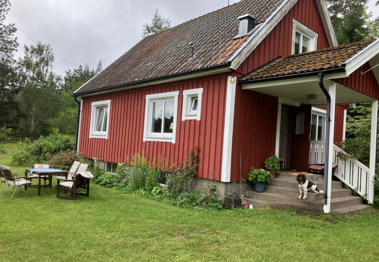 Stuga i Kristinehamn - Semester mellan skog och hage - 500 meter från Vänern