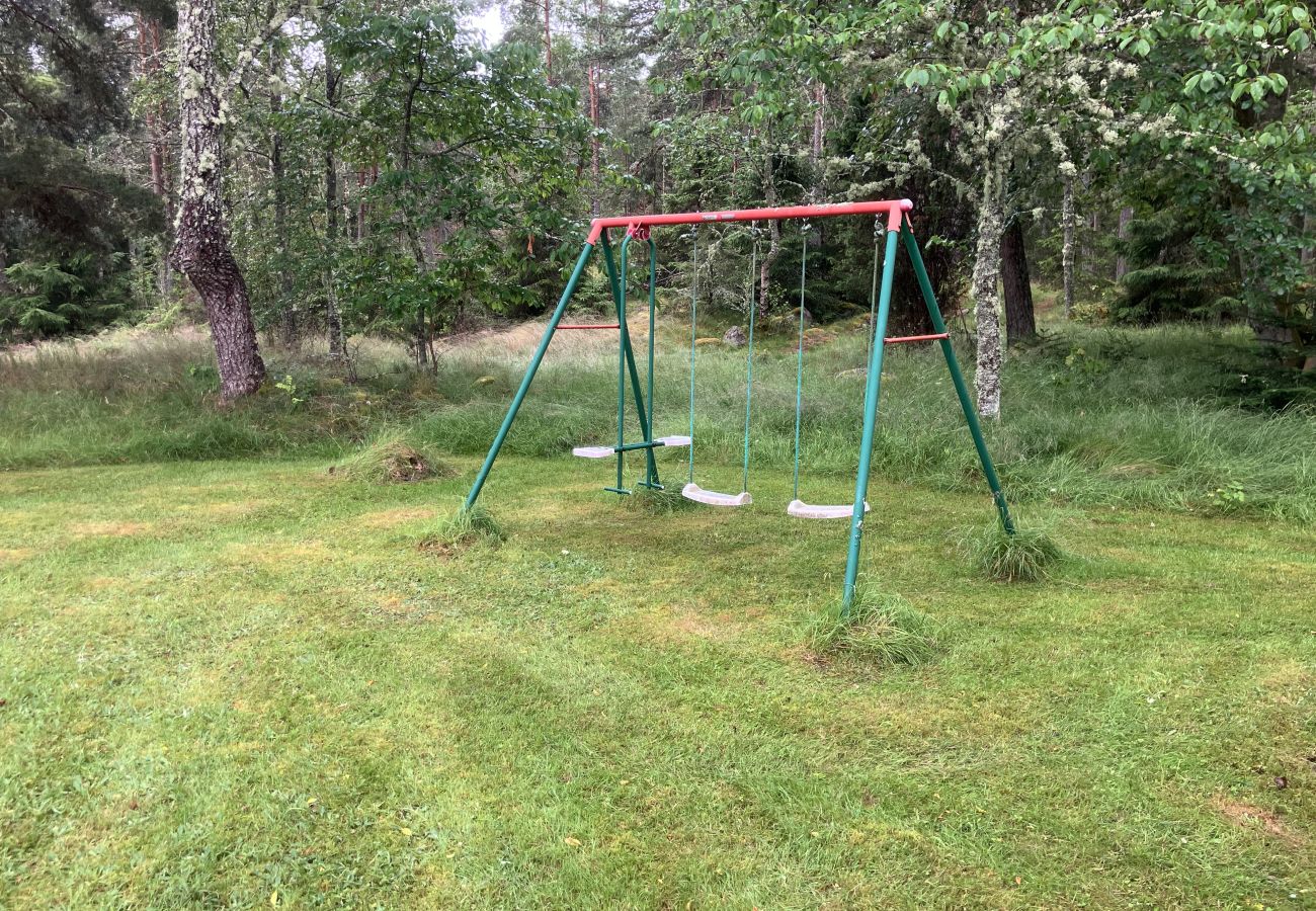 Stuga i Kristinehamn - Semester mellan skog och hage - 500 meter från Vänern