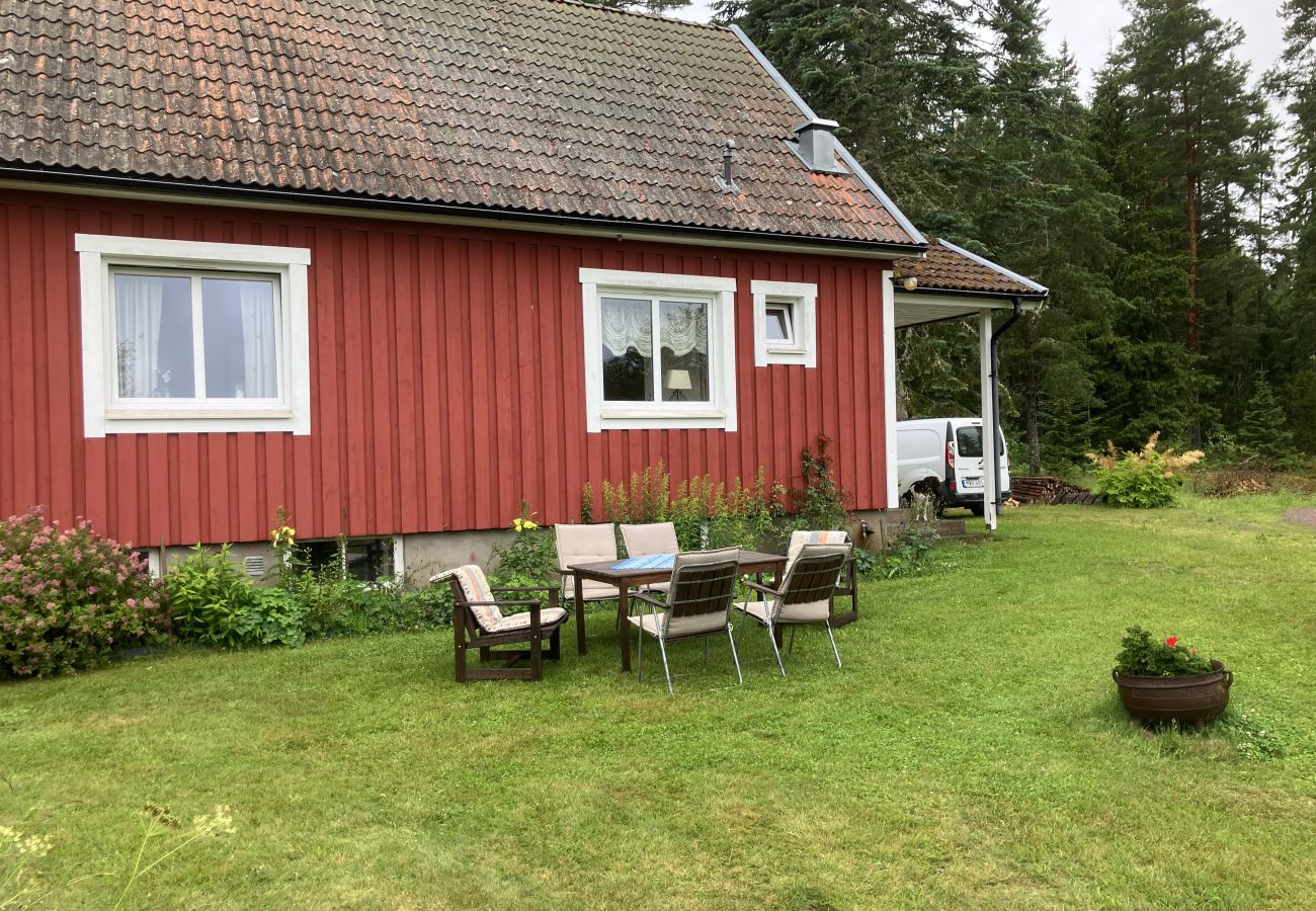 Stuga i Kristinehamn - Semester mellan skog och hage - 500 meter från Vänern