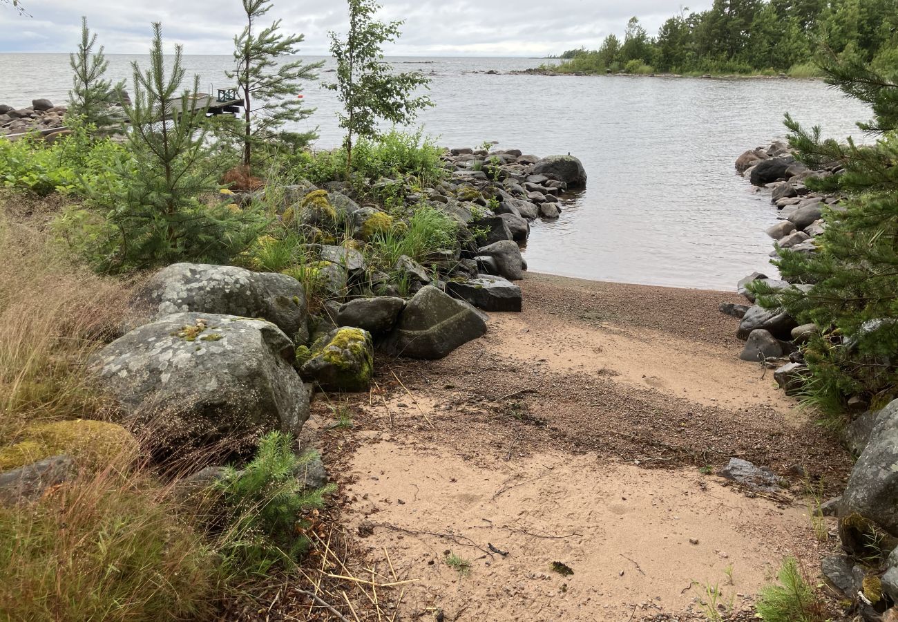 Stuga i Kristinehamn - Semester mellan skog och hage - 500 meter från Vänern