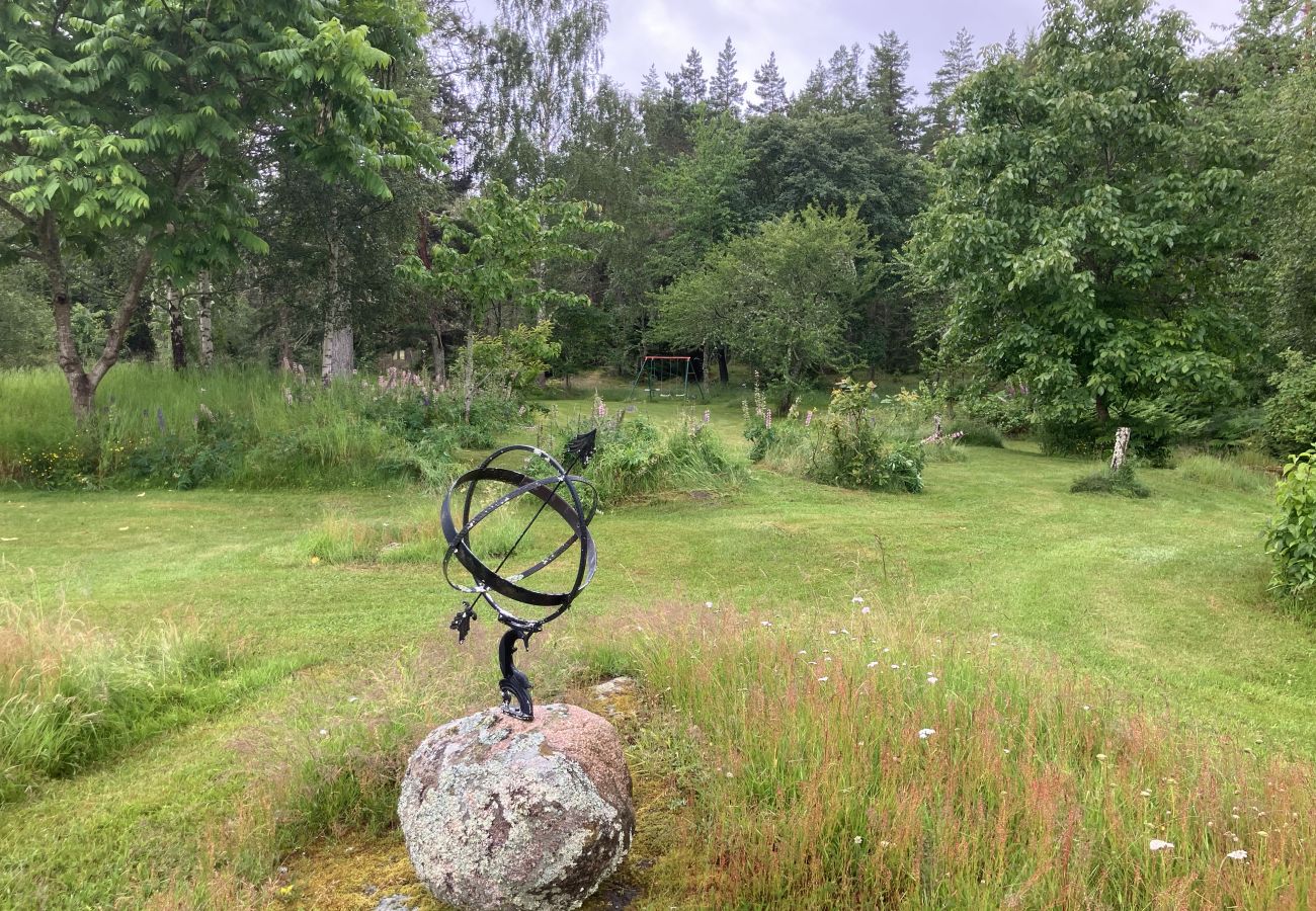 Stuga i Kristinehamn - Semester mellan skog och hage - 500 meter från Vänern