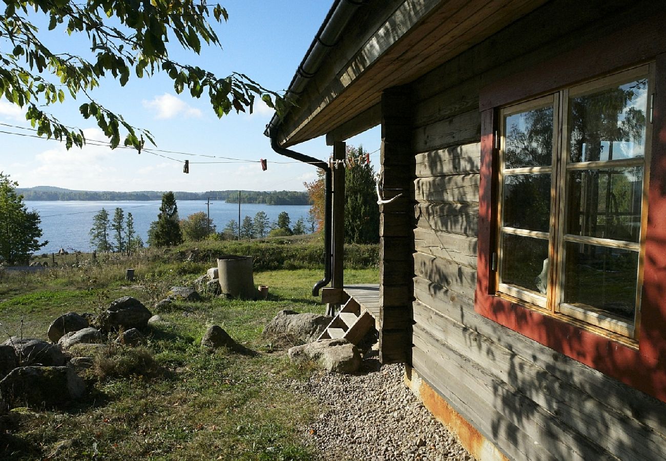 Stuga i Horn - Naturnära timmerstuga med fantastisk sjöutsikt