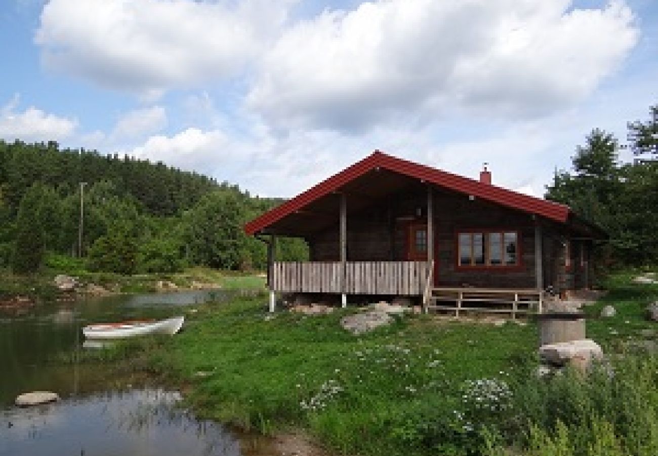 Stuga i Horn - Naturnära timmerstuga med fantastisk sjöutsikt