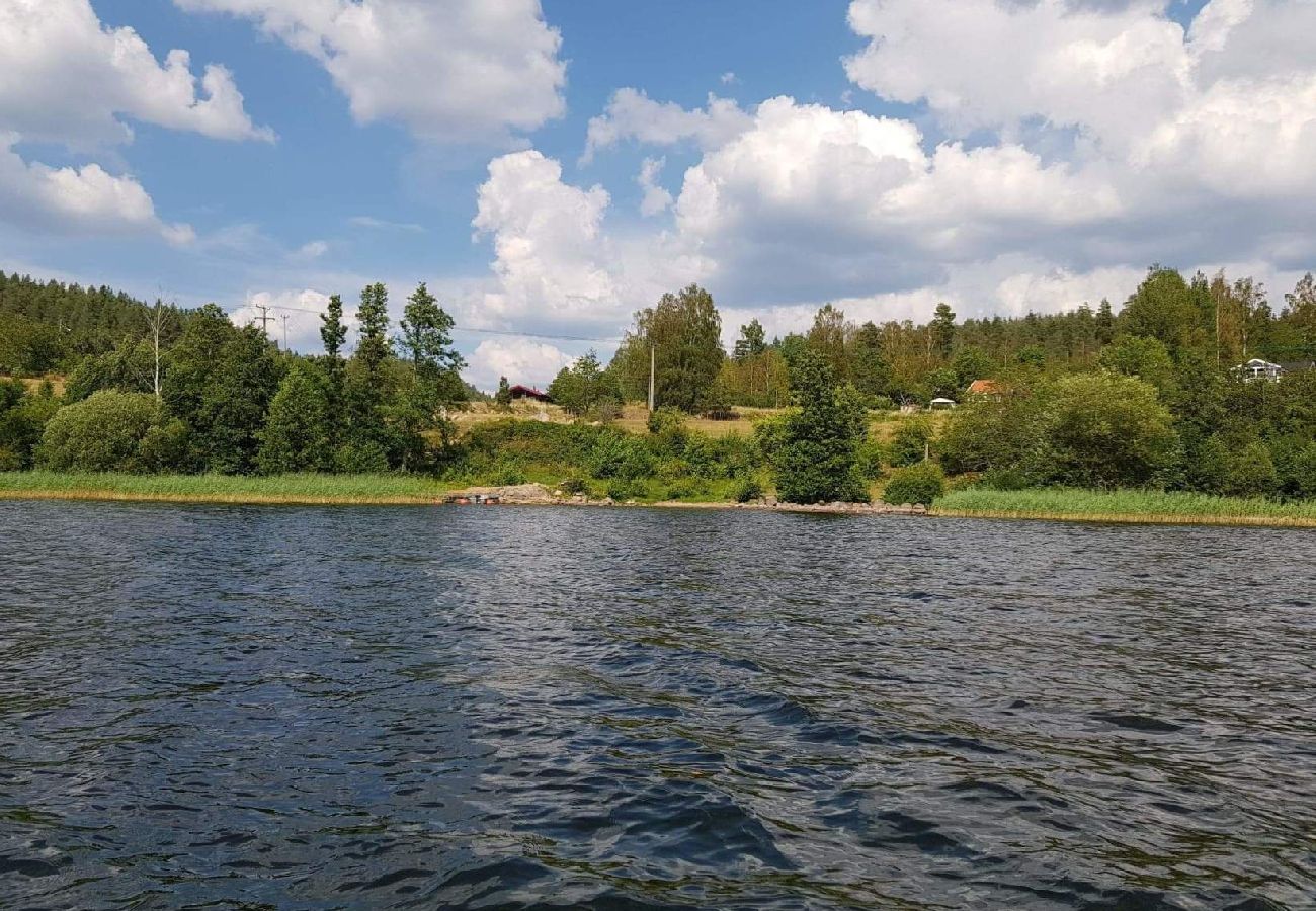 Stuga i Horn - Naturnära timmerstuga med fantastisk sjöutsikt