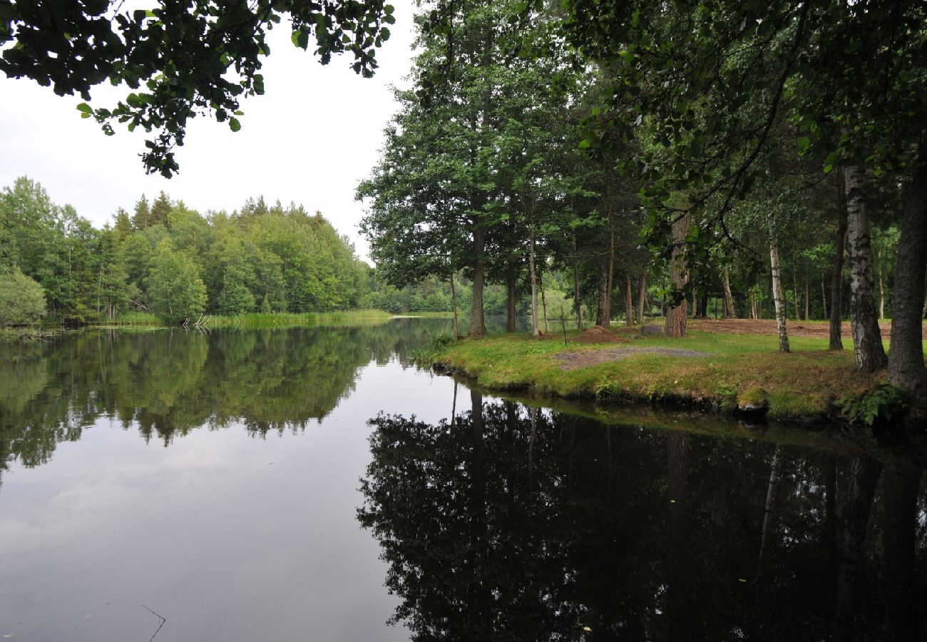 Stuga i Holsbybrunn - Rött och vitt fritidshus vackert beläget vid Emån