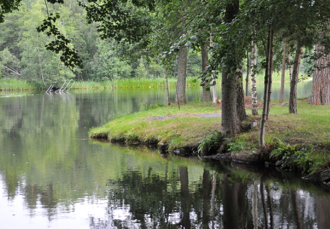 Stuga i Holsbybrunn - Rött och vitt fritidshus vackert beläget vid Emån