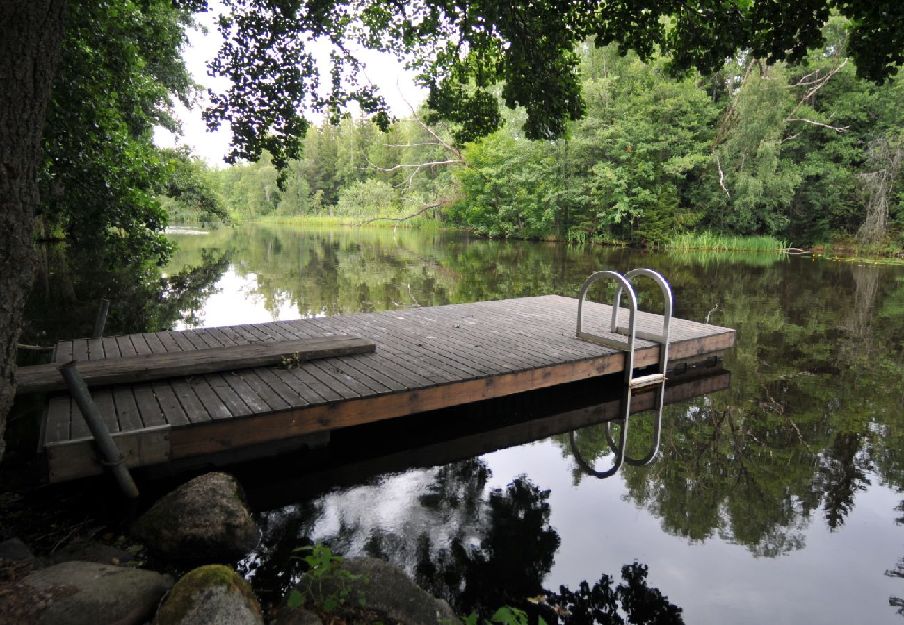 Stuga i Holsbybrunn - Rött och vitt fritidshus vackert beläget vid Emån