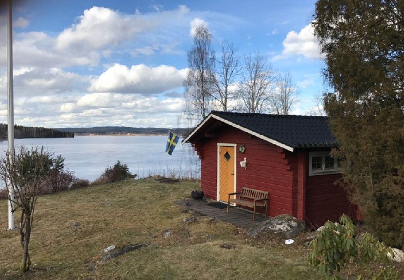 Stuga i Ramsberg - Semester vid sjön i Bergslagen med egen badplats