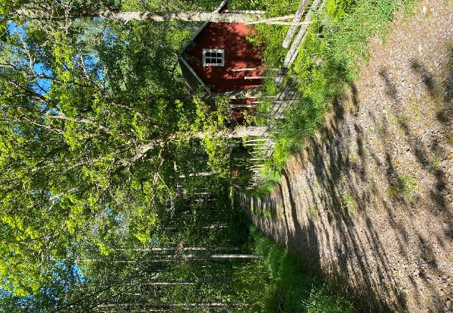 Stuga i Vena - På en vacker tomt i utkanten av byn Stuga i Vena - På en vacker tomt i utkanten av byn