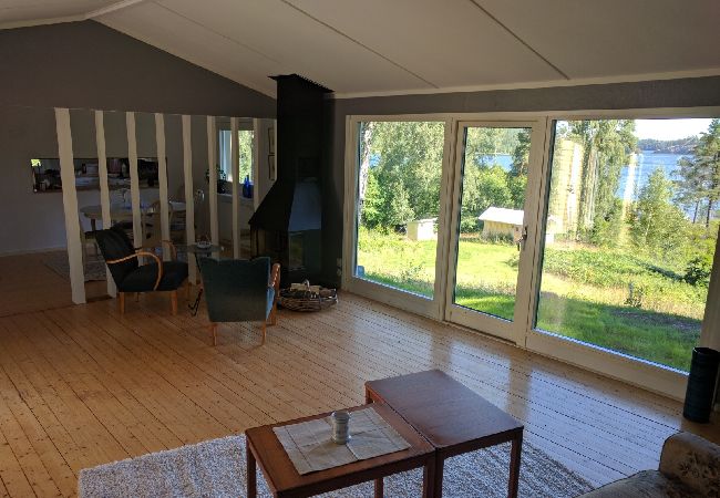 Stuga i Nyköping - Charmigt fritidshus med sjöutsikt i Södermanland