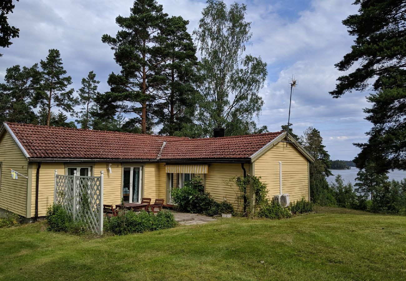 Stuga i Nyköping - Charmigt fritidshus med sjöutsikt i Södermanland